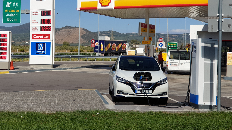 Φορτίζουμε το ηλεκτρικό Nissan Leaf σε… πρατήριο και διαπιστώνουμε πόσο εύκολο είναι